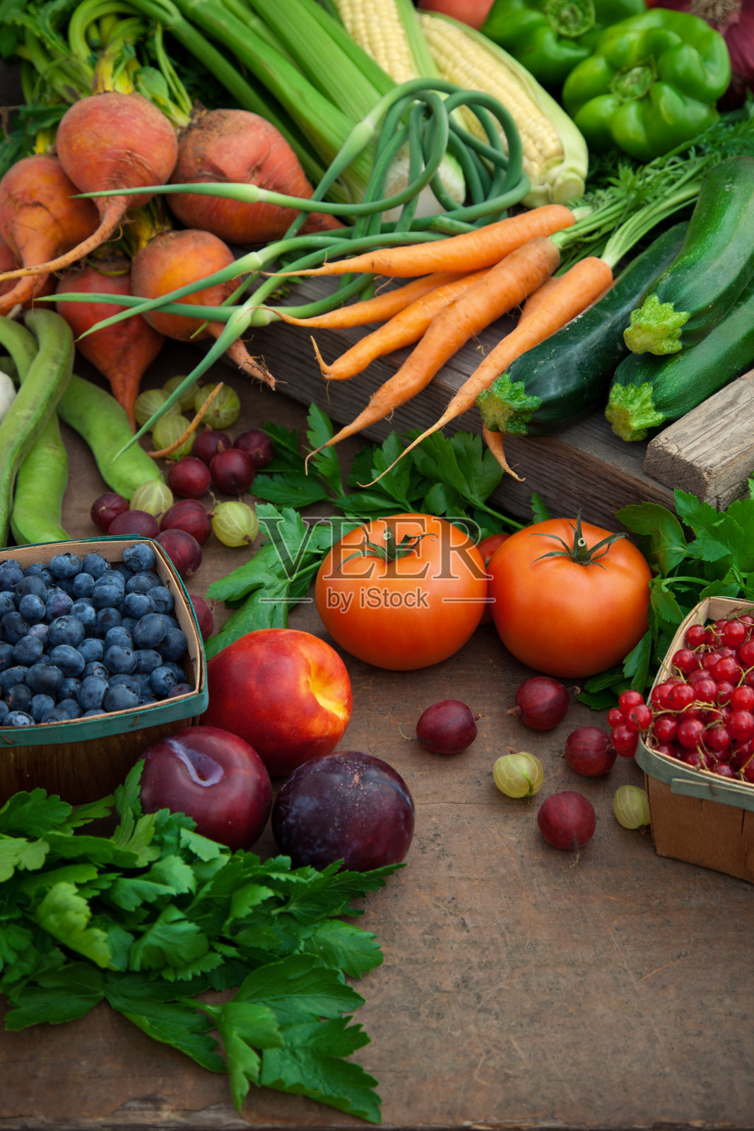 农贸市场的有机水果和蔬菜照片摄影图片