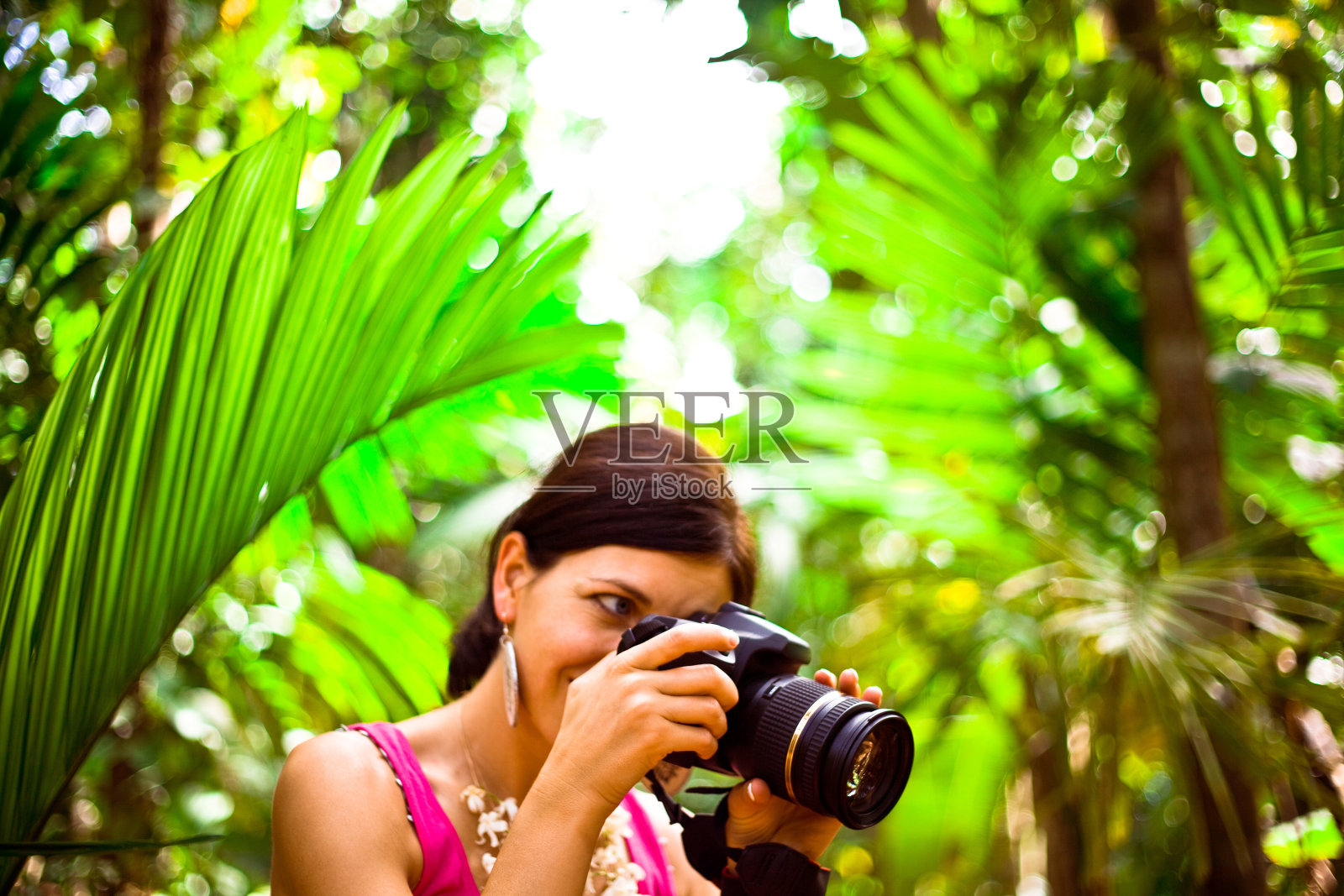 去热带度假的女人照片摄影图片