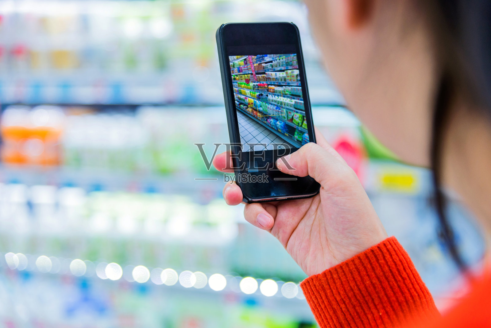 在超市使用智能手机照片摄影图片