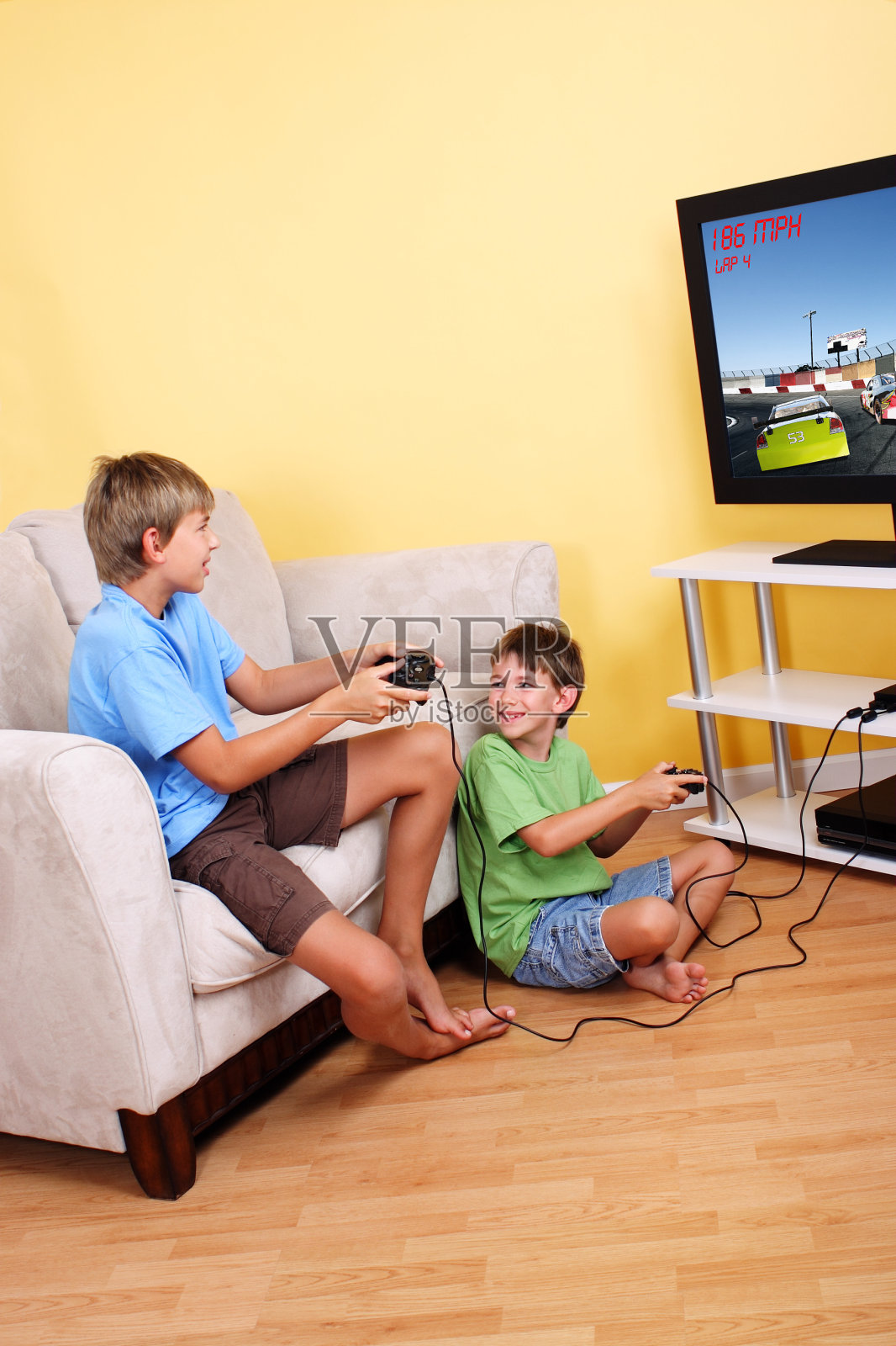 两个小孩在玩电子游戏照片摄影图片