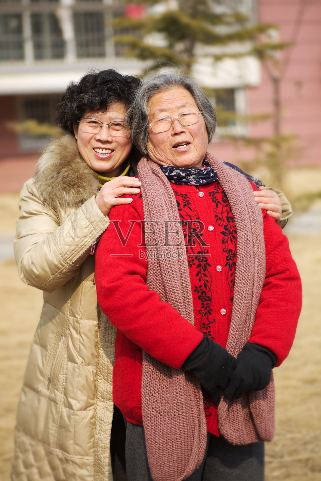 老妇人和她的女儿照片摄影图片