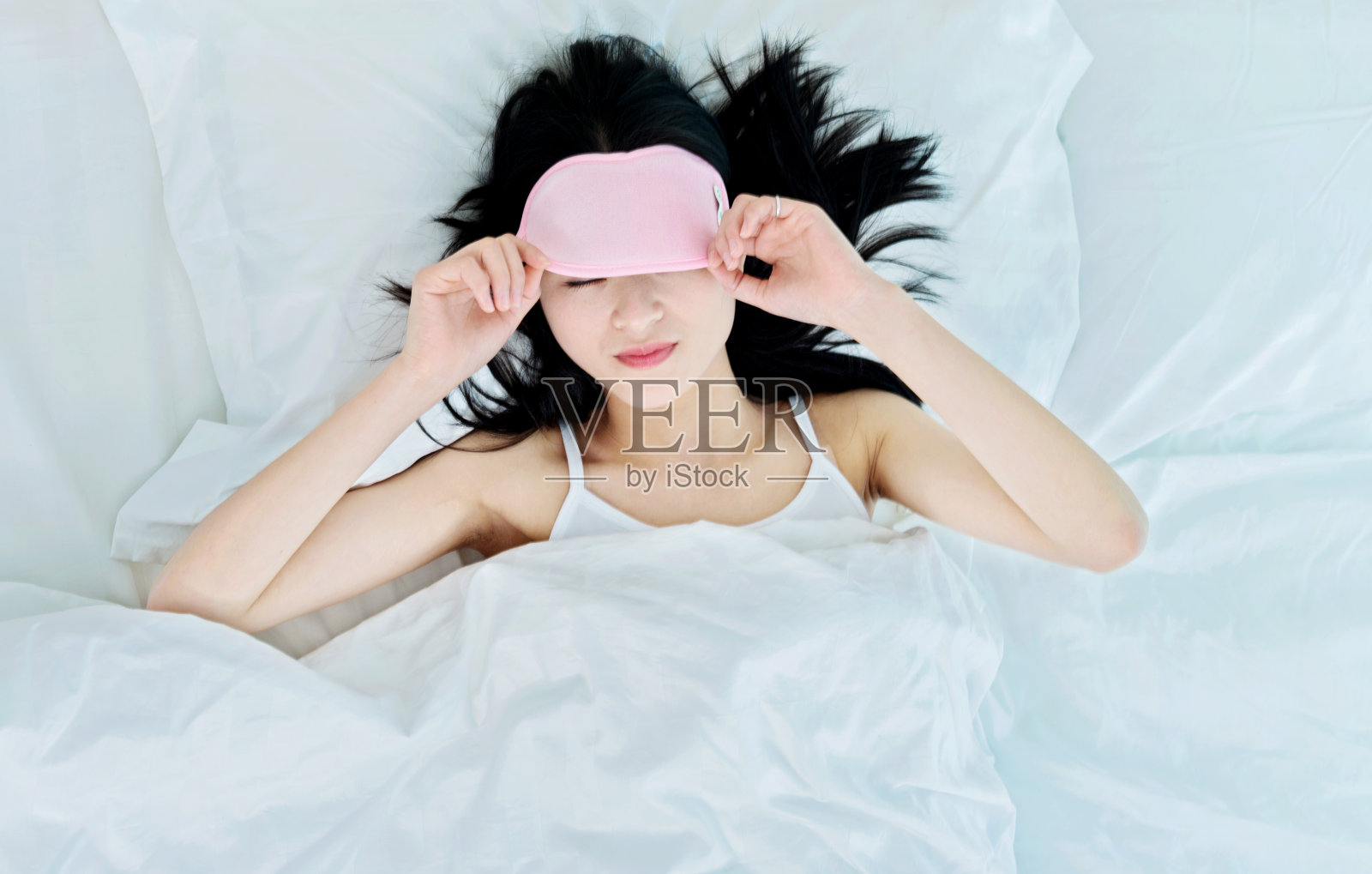 戴着睡眠面罩睡觉的女人照片摄影图片