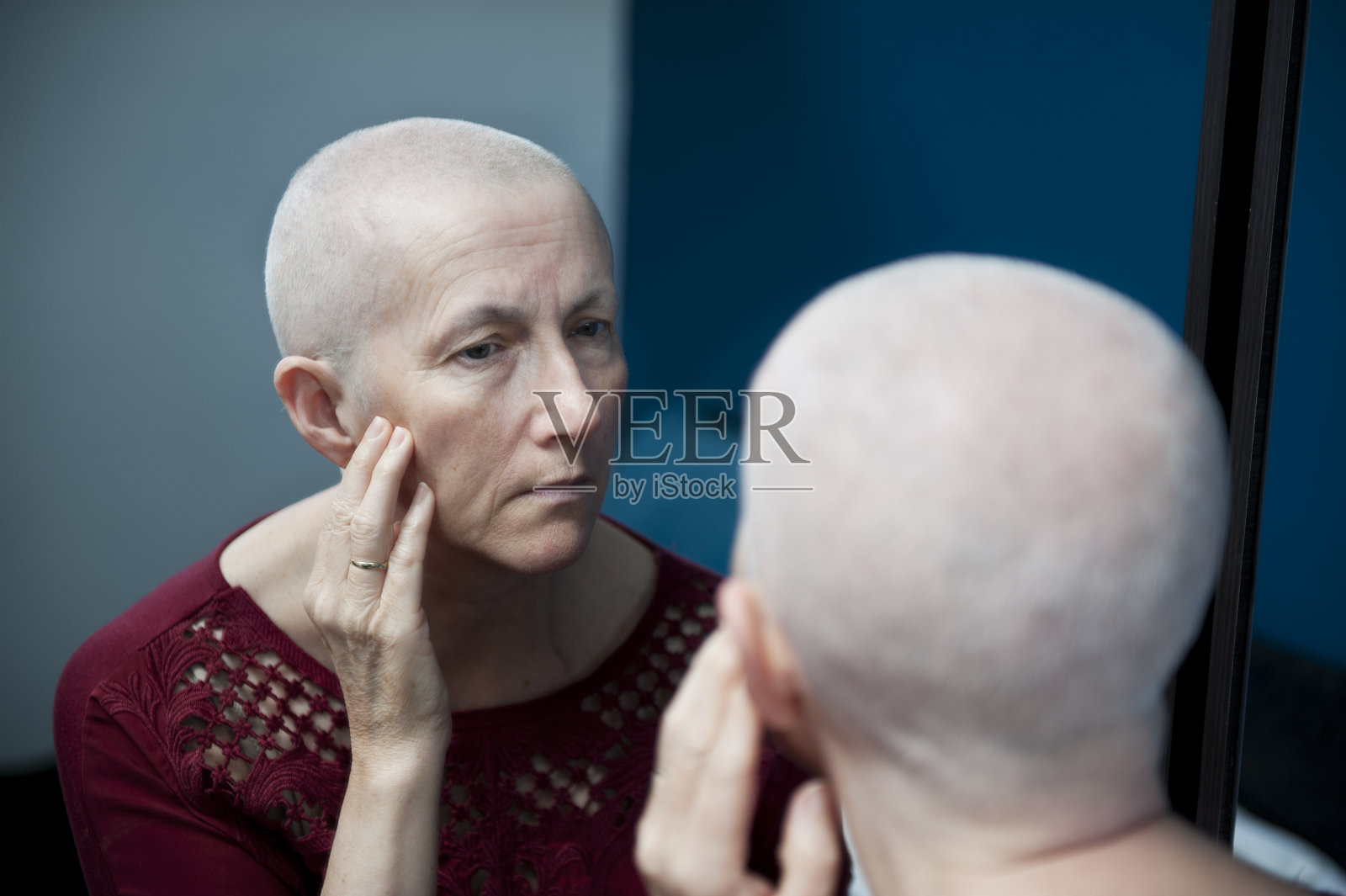 一位身患癌症的女性照镜子照片摄影图片