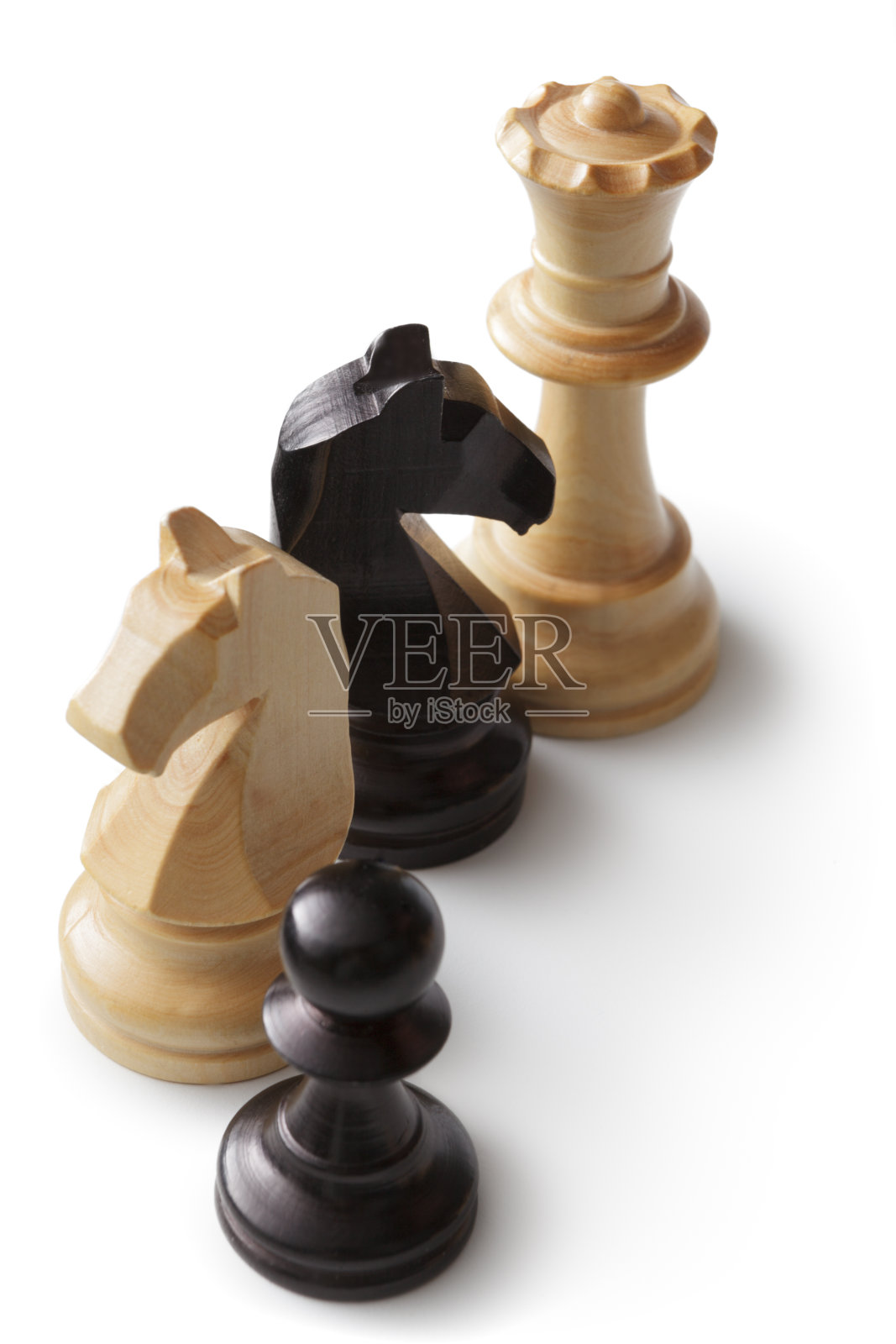 国际象棋:皇后、骑士和卒照片摄影图片