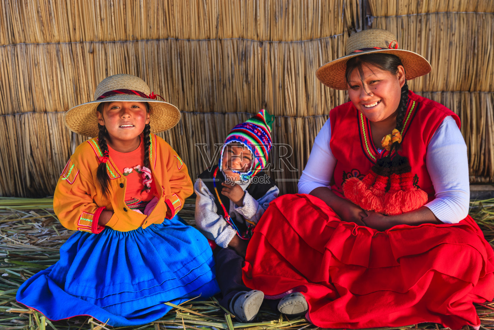 秘鲁Tititcaca湖乌鲁斯浮动岛上的母亲和孩子们照片摄影图片