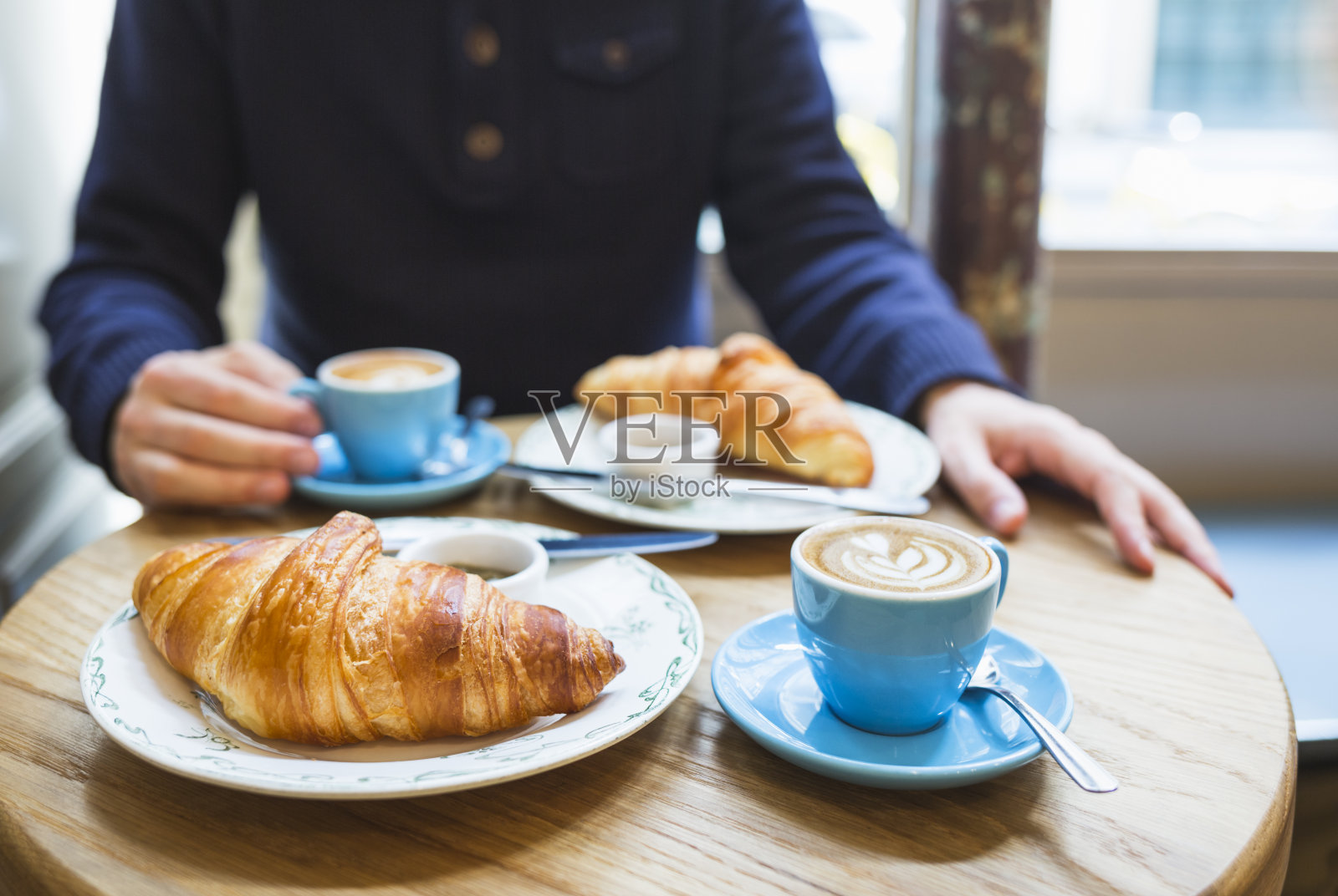 咖啡和羊角面包。法式双人早餐(法国巴黎)照片摄影图片