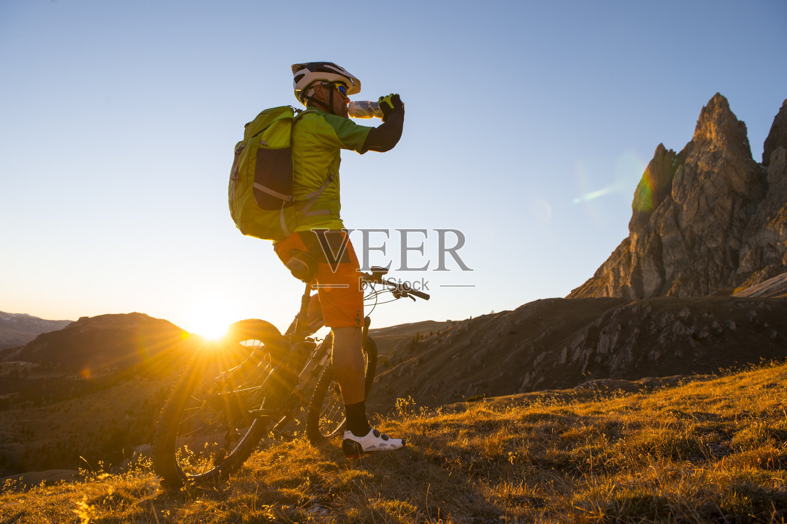 山地自行车运动员饮用能量饮料照片摄影图片