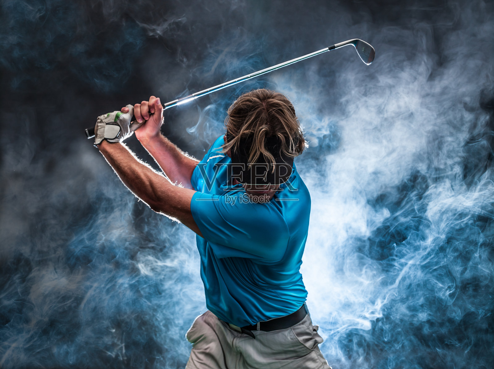 烟的高尔夫球手照片摄影图片