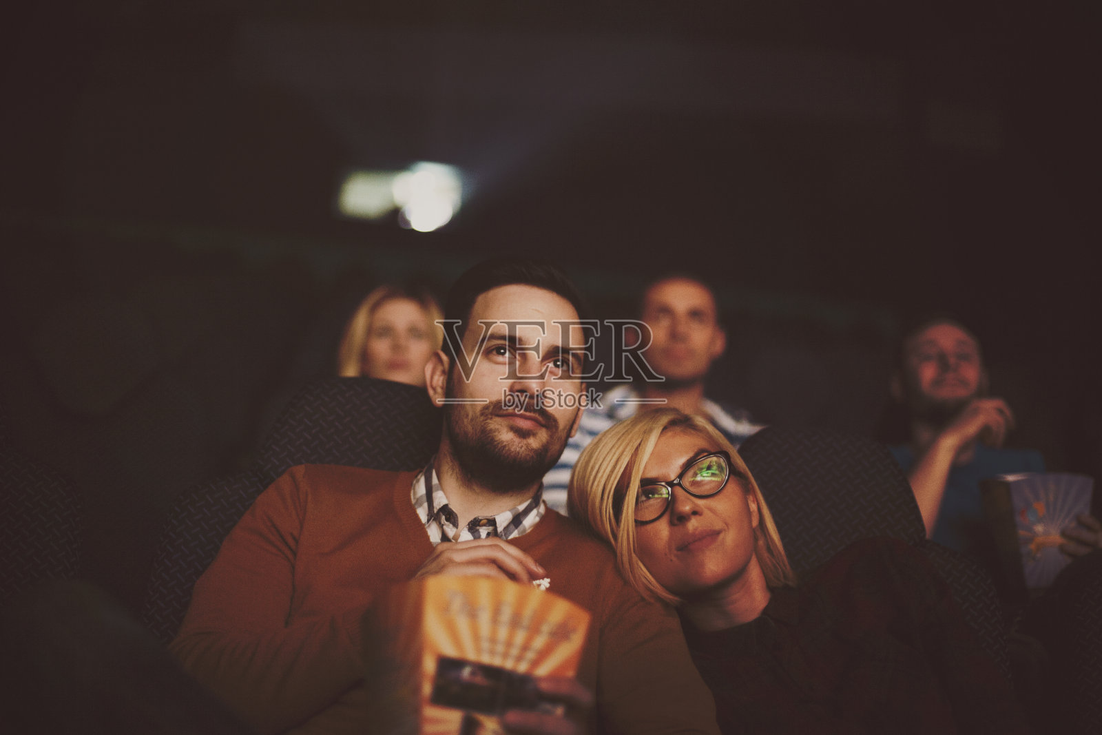 一对年轻夫妇在电影院看电影照片摄影图片