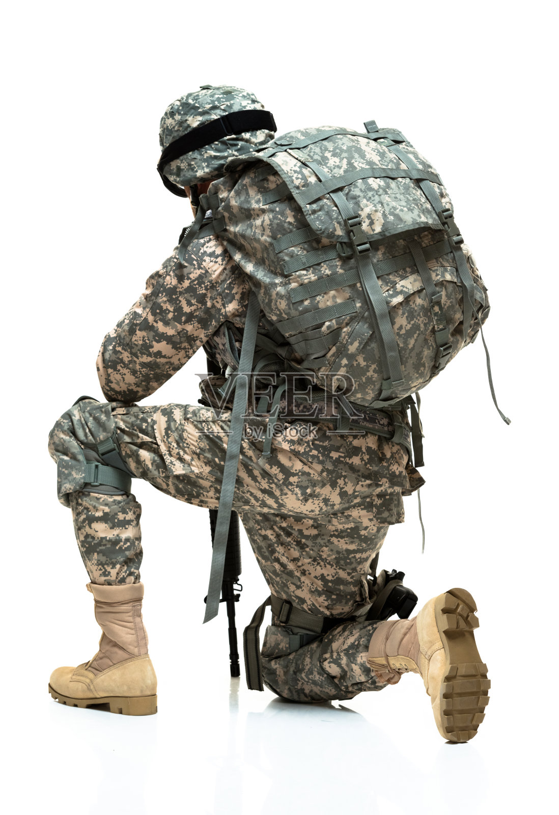 军人跪着的背影照片摄影图片