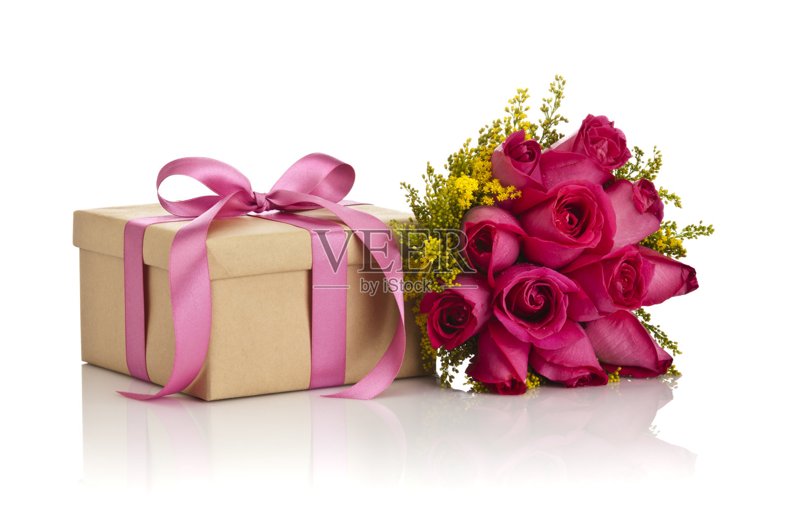 带有粉色蝴蝶结和玫瑰花束的礼盒照片摄影图片