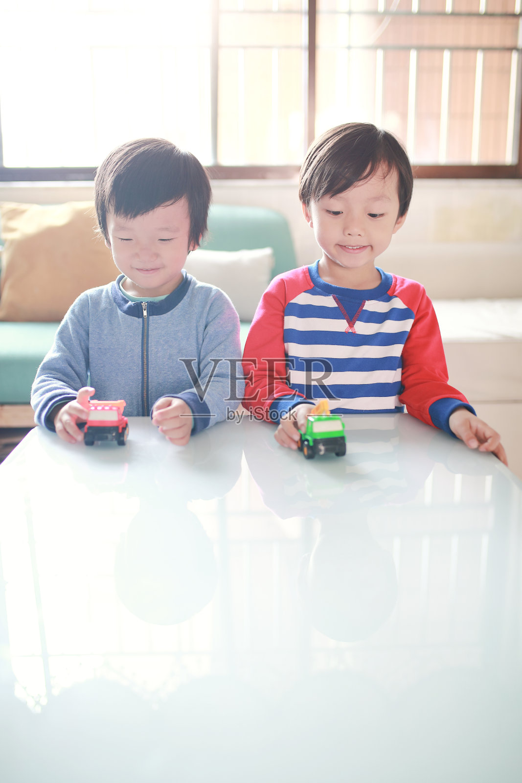可爱的亚洲儿童和玩具车照片摄影图片