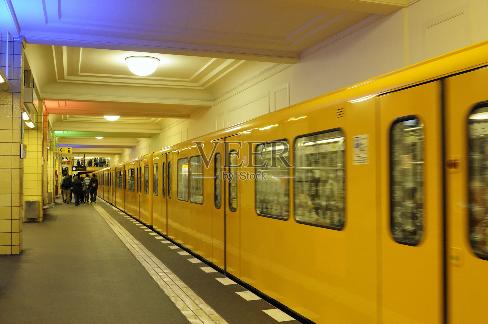 柏林地铁站里的乘客照片摄影图片