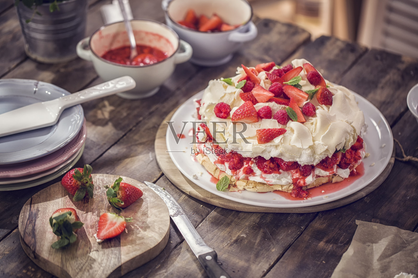 美味的草莓巴芙洛娃蛋糕配草莓和覆盆子照片摄影图片