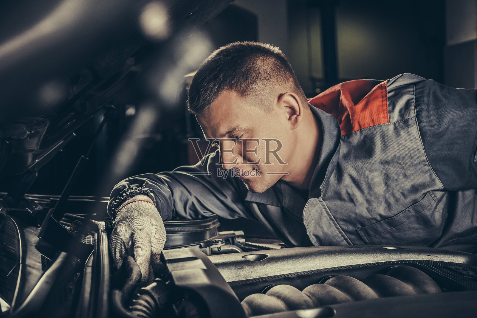 从事汽车维修服务的专业汽车技师照片摄影图片