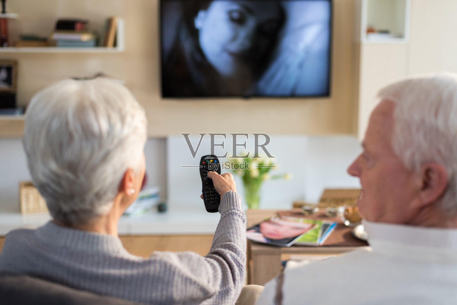老夫妇在看电视节目照片摄影图片