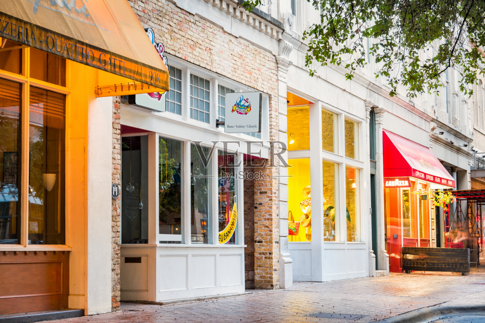 美国德克萨斯州奥斯汀市中心色彩缤纷的商店和餐馆照片摄影图片