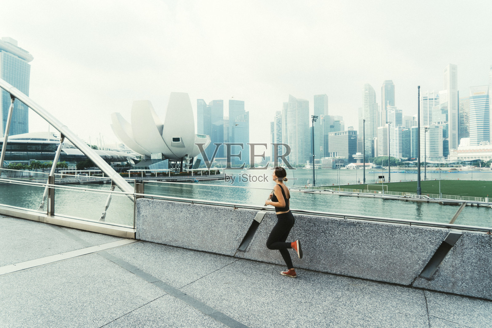 新加坡一名女子晨跑照片摄影图片