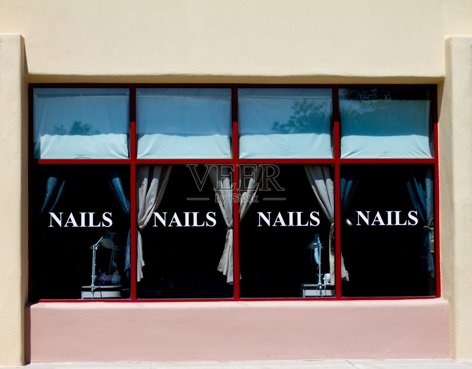 美甲沙龙外的大窗户上写着“NAILS”照片摄影图片