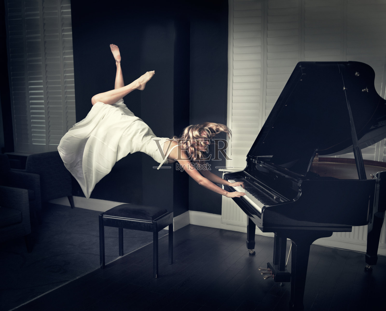 弹奏钢琴的女人飘浮着照片摄影图片