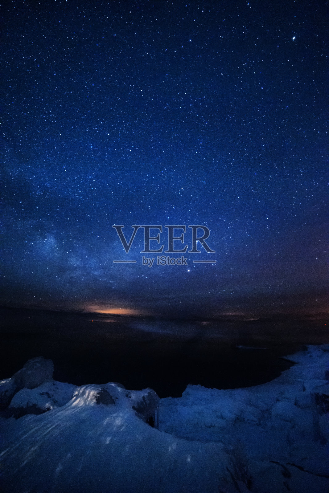 冬天苏必利尔湖上的星夜照片摄影图片