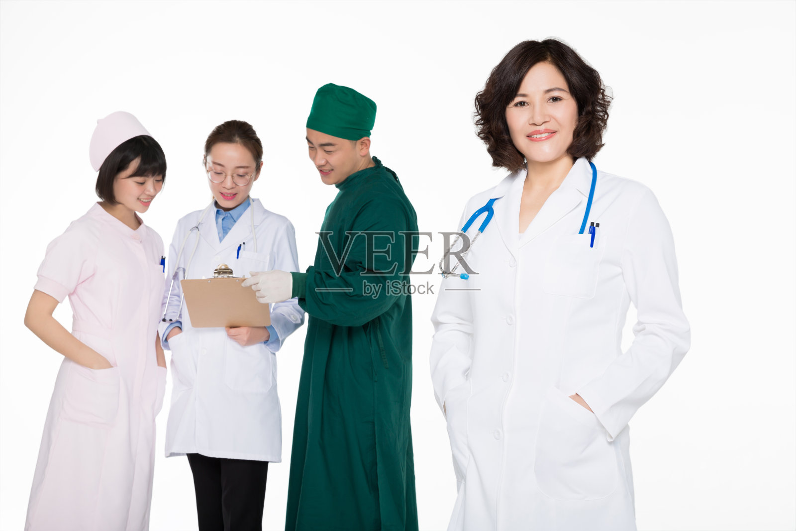 一个自信的医疗团队在白色背景下的肖像照片摄影图片