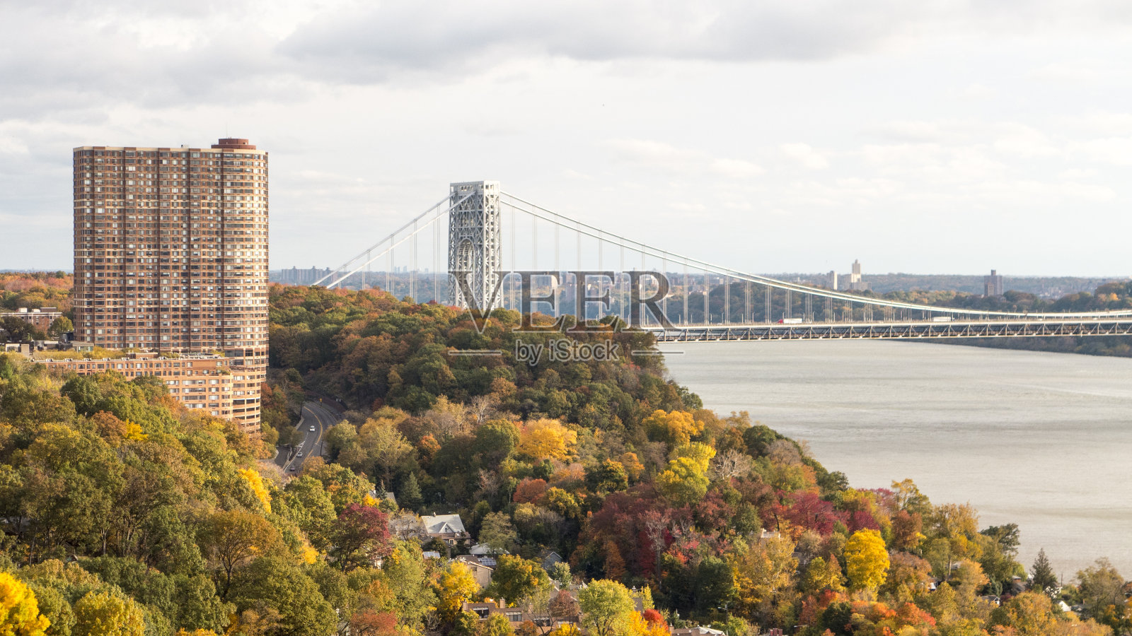 秋天的树叶和乔治华盛顿大桥照片摄影图片