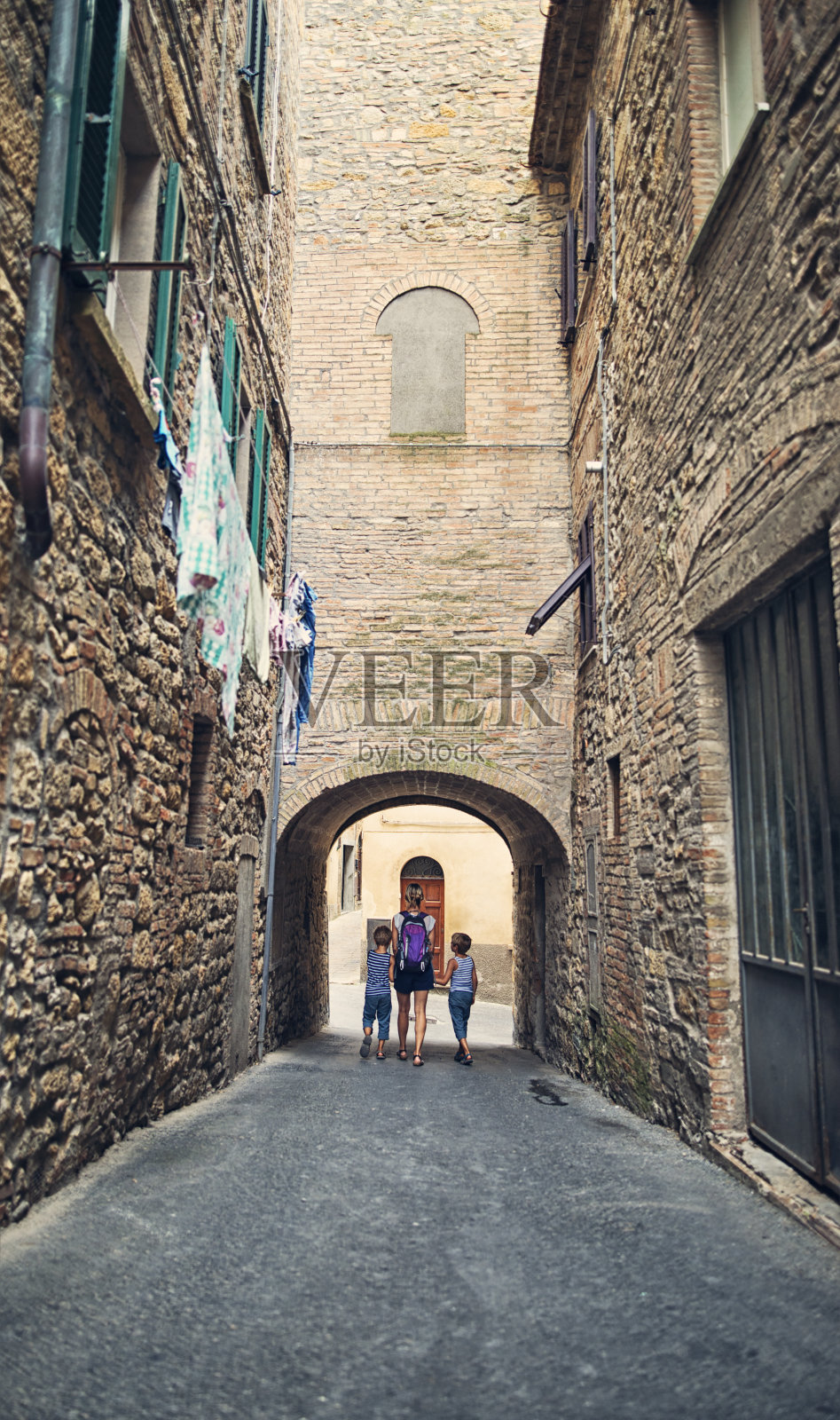 母亲和儿子观光小镇沃尔泰拉，托斯卡纳，意大利照片摄影图片