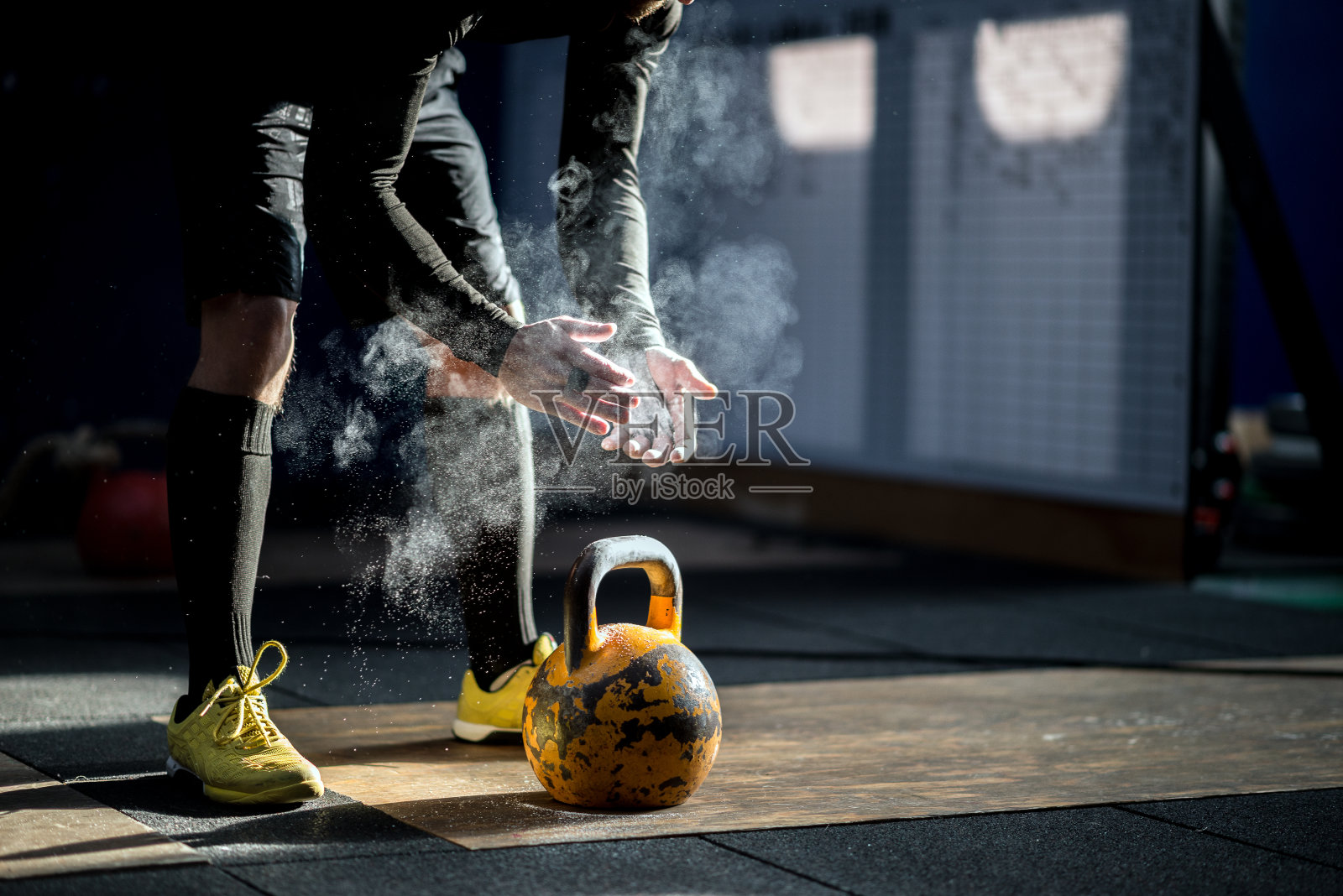 健身房健身:男人准备用壶铃锻炼照片摄影图片