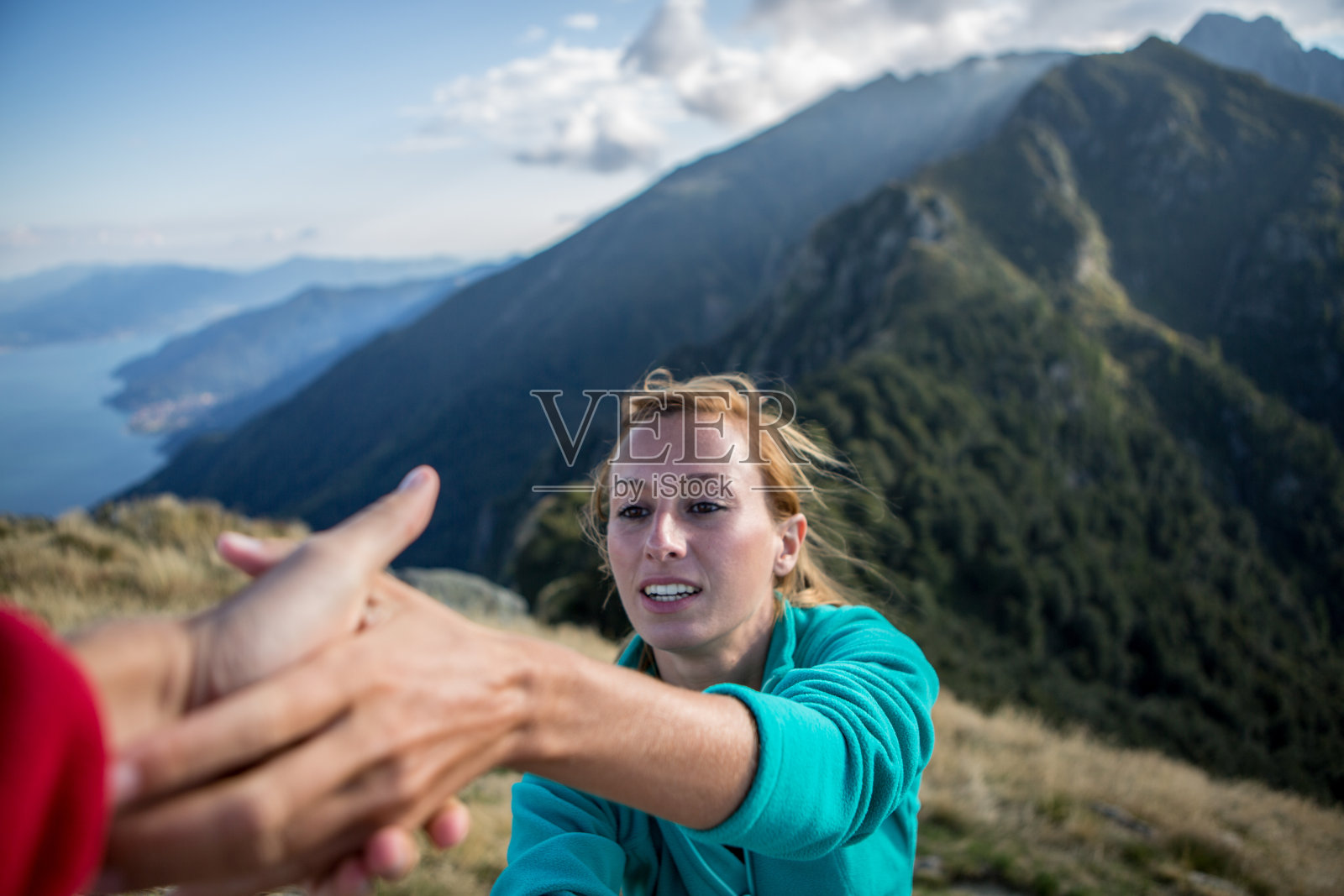 一名年轻女子在山顶徒步请求援助照片摄影图片