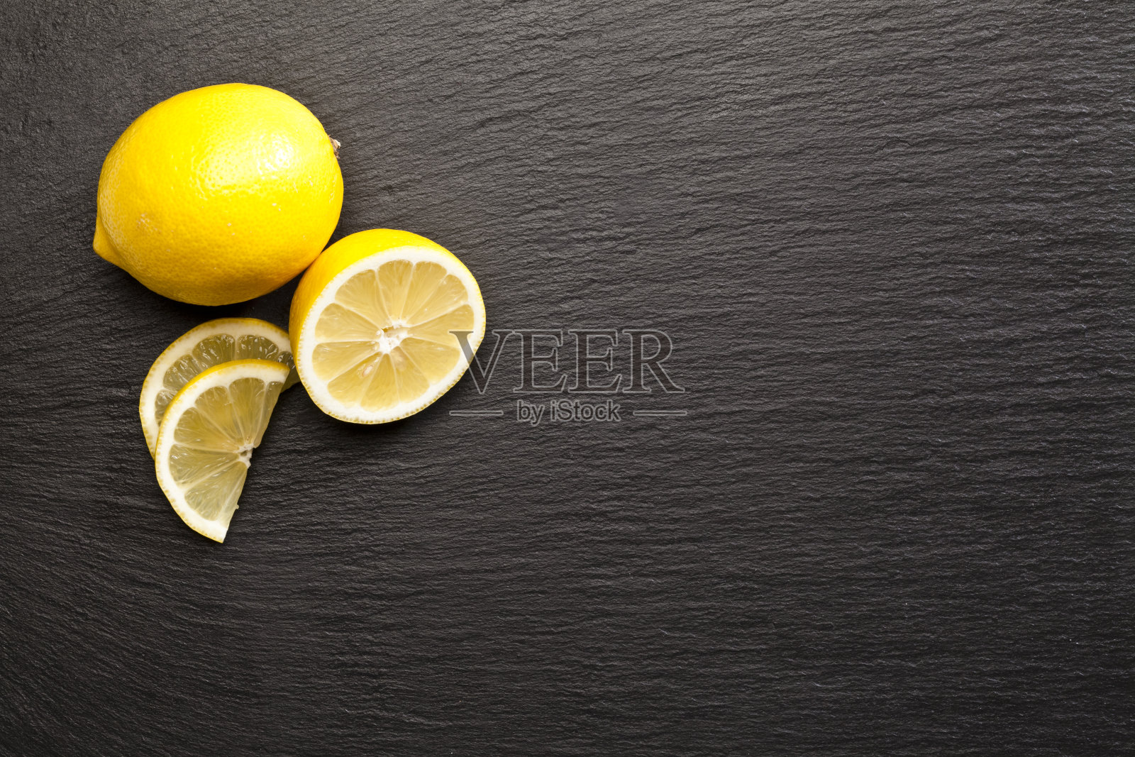 柠檬水果在黑色石板背景拍摄直接上方照片摄影图片
