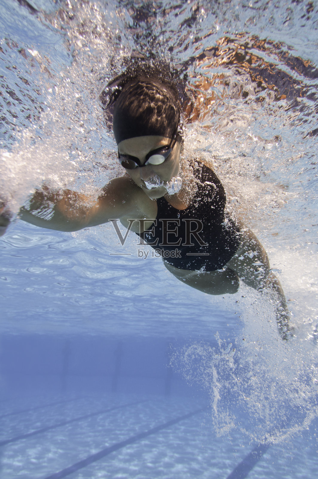 前爬泳运动员在游泳池中疾驰照片摄影图片