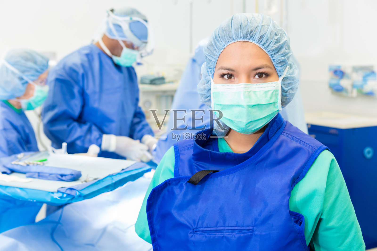亚洲外科护士站在医院手术室里照片摄影图片