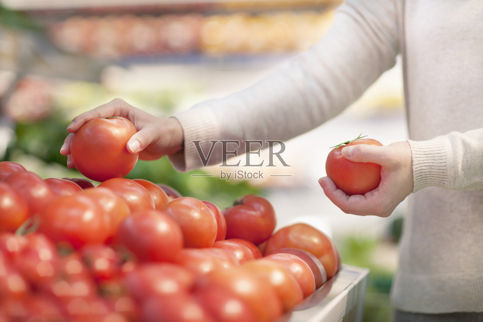 在杂货店挑选西红柿的女人照片摄影图片