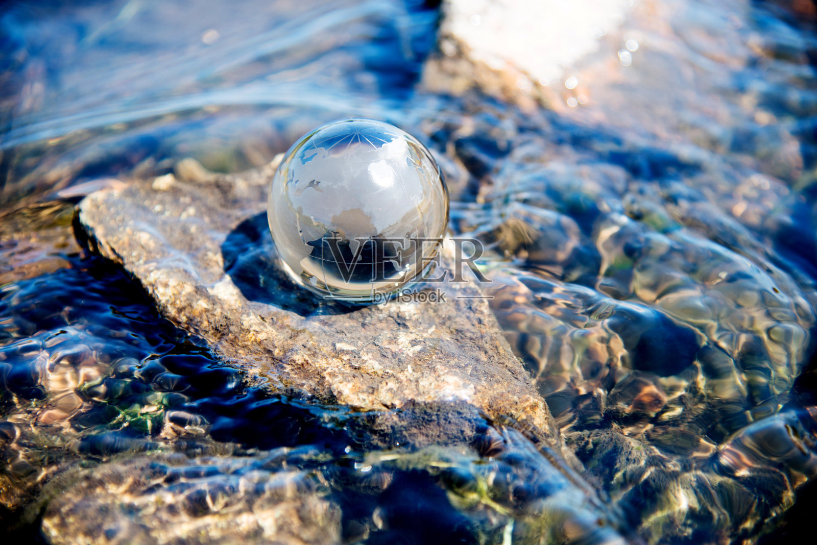 流动水中的玻璃球照片摄影图片