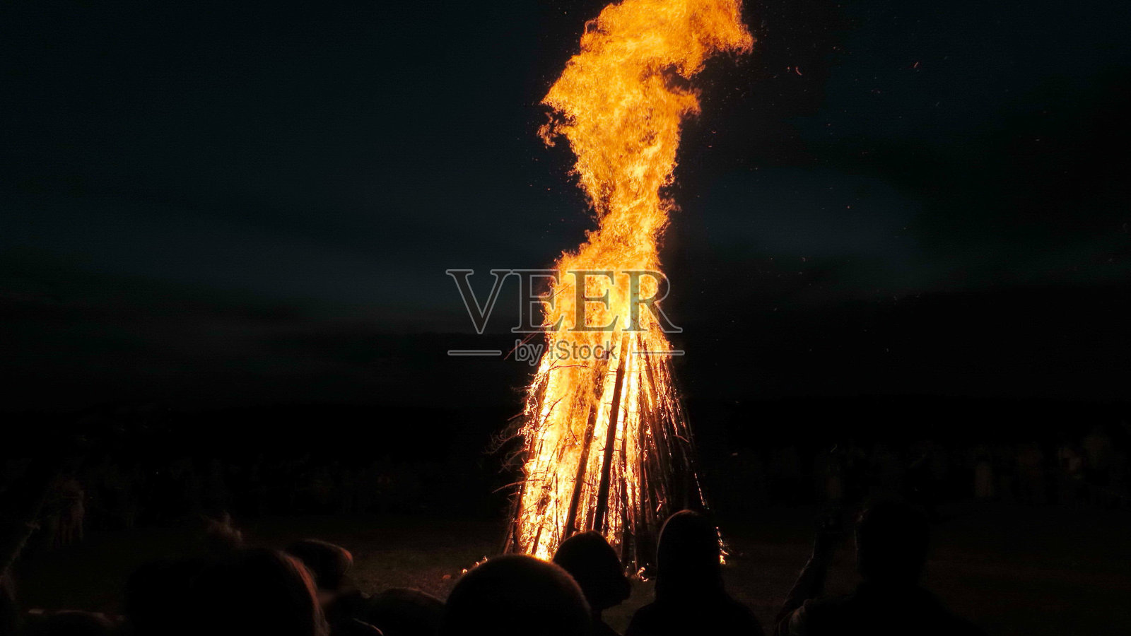 巴伐利亚，习俗和传统。Johannisfeuer或Sonnwendfeuer稻草娃娃在圣约翰夜被焚烧。照片摄影图片