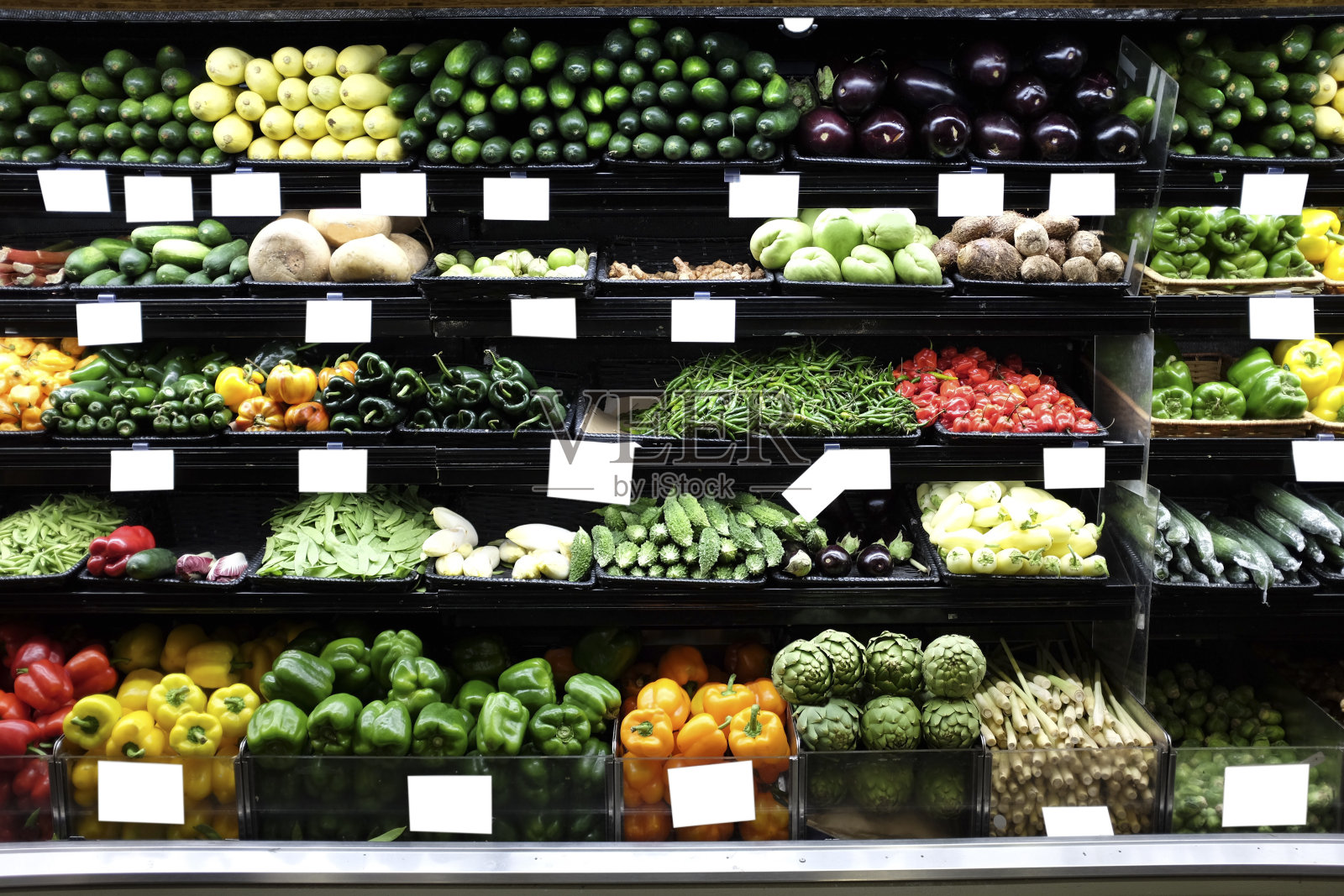 超市里的有机水果和蔬菜照片摄影图片