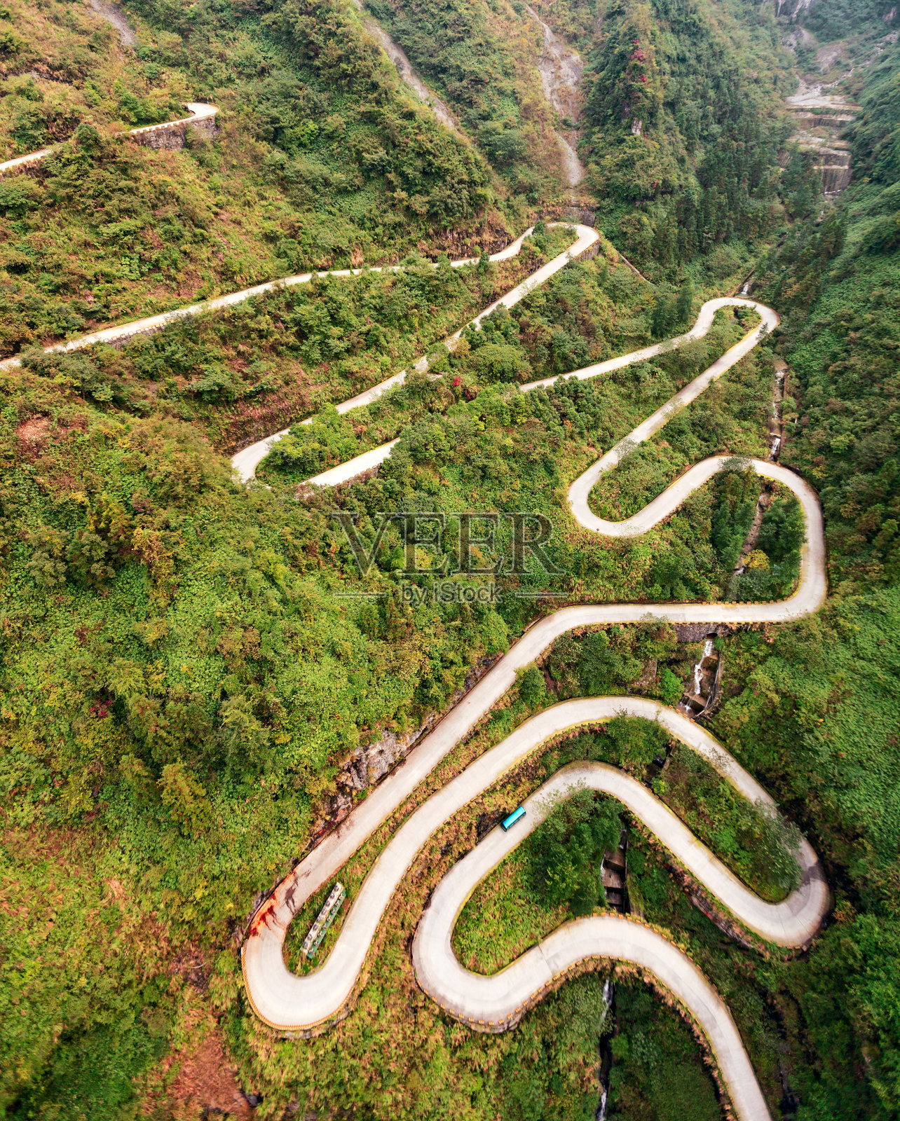 中国张家界天门山国家公园的山路照片摄影图片