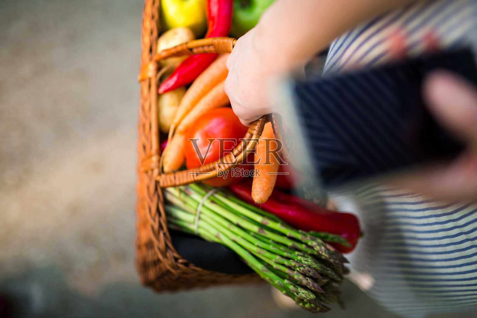 装满蔬菜和水果的篮子在公开市场上照片摄影图片