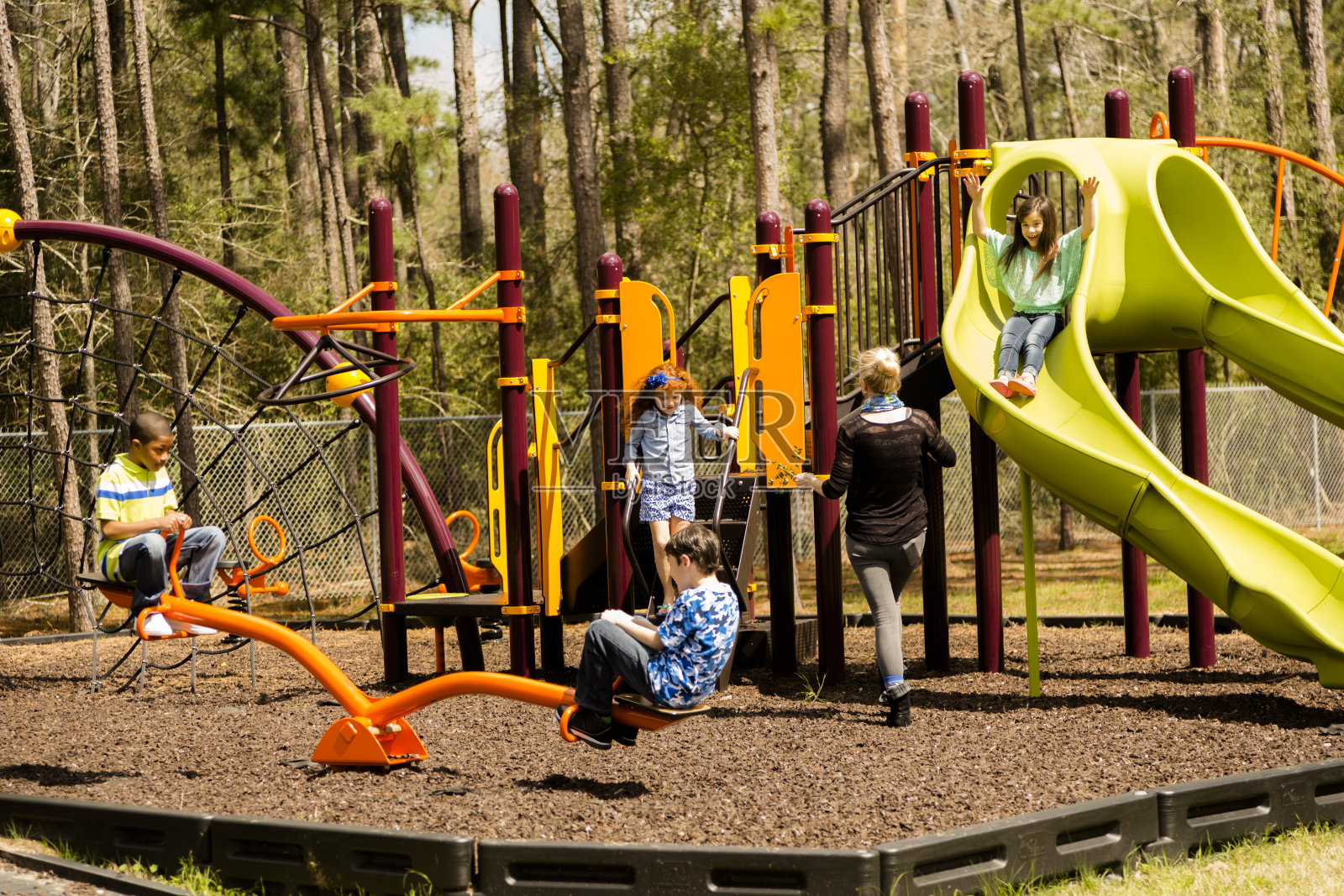 小学生在学校的休息时间或公园的操场上玩耍。照片摄影图片
