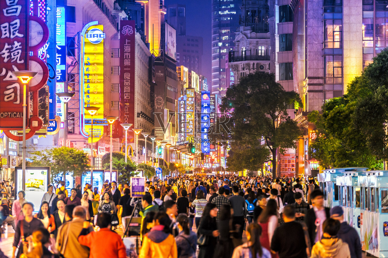 南京购物街，中国上海的夜晚照片摄影图片