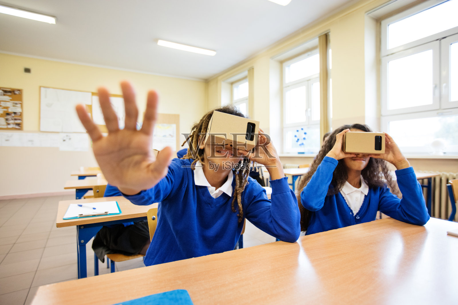使用虚拟现实眼镜的学生照片摄影图片