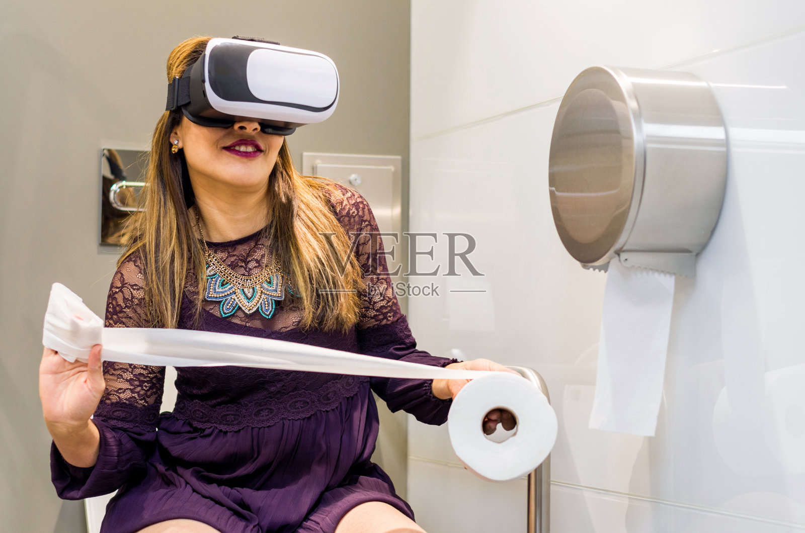 人们使用虚拟现实头盔厕所vr照片摄影图片