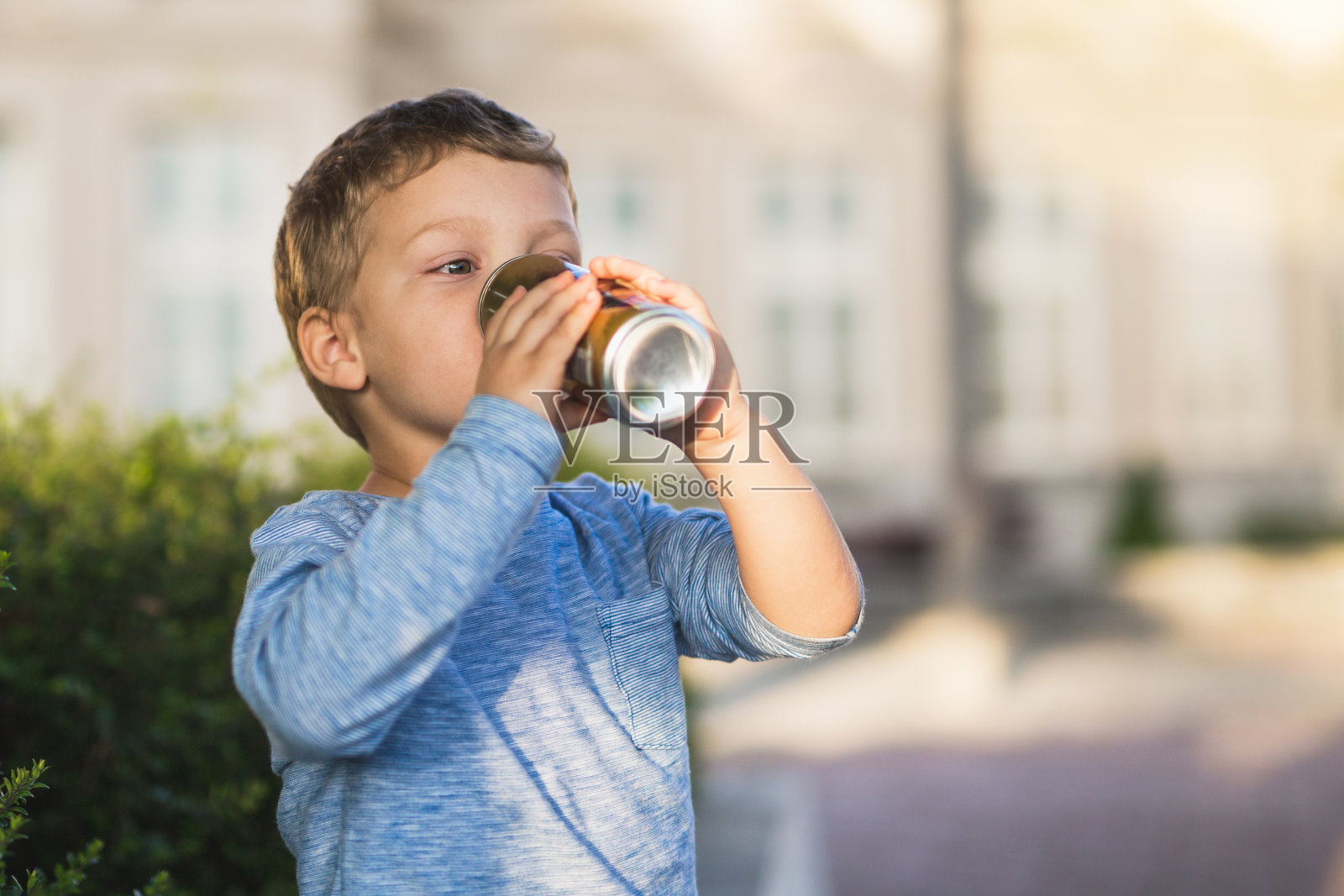 小男孩喝果汁照片摄影图片