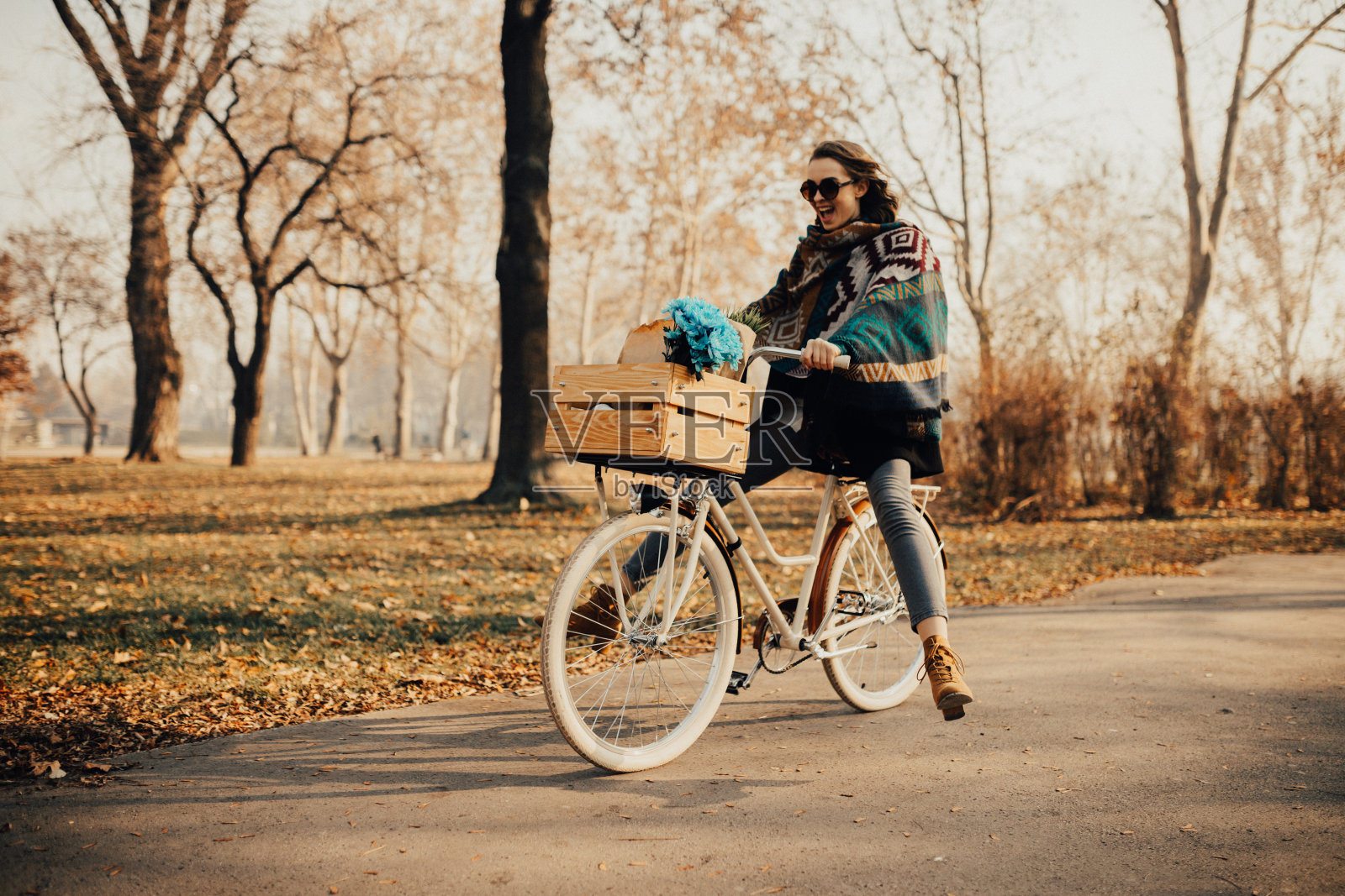 花商骑着自行车穿过公园照片摄影图片