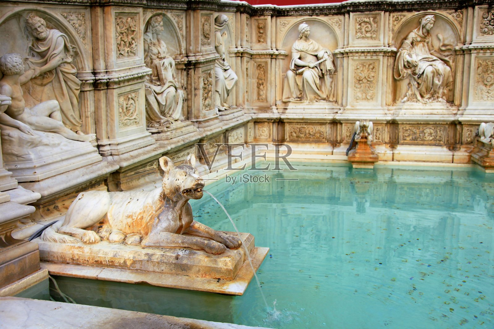 美丽的公共喷泉在锡耶纳城市广场，锡耶纳，托斯卡纳，意大利照片摄影图片