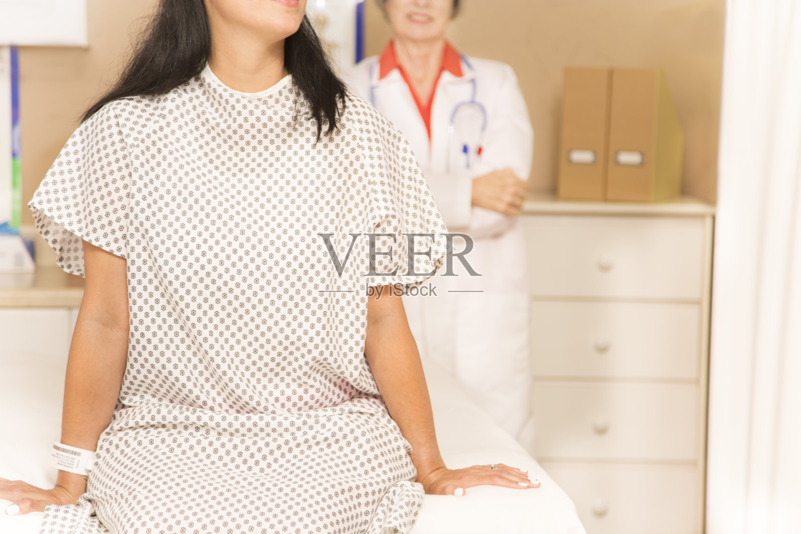 妇女准备乳房检查，乳房x光检查在医生的办公室或医院。照片摄影图片