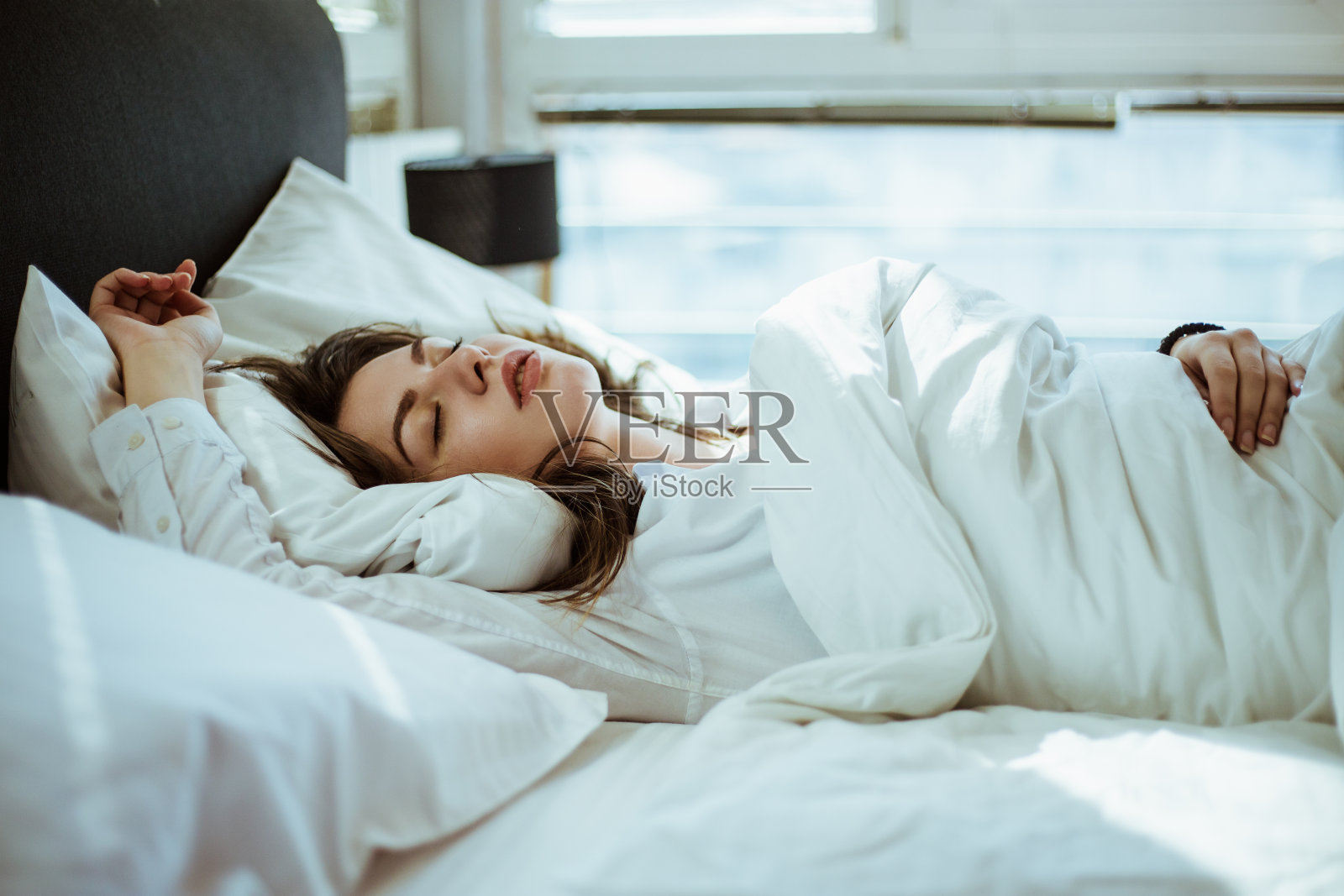 一个女人睡觉的照片照片摄影图片
