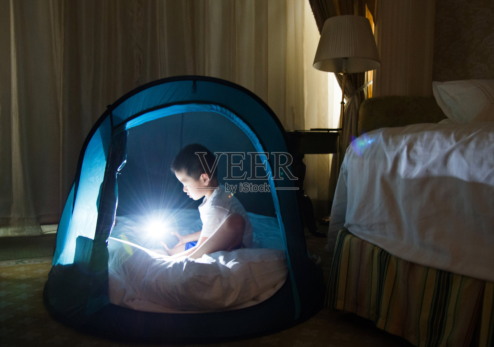 小亚洲男孩在帐篷里玩照片摄影图片