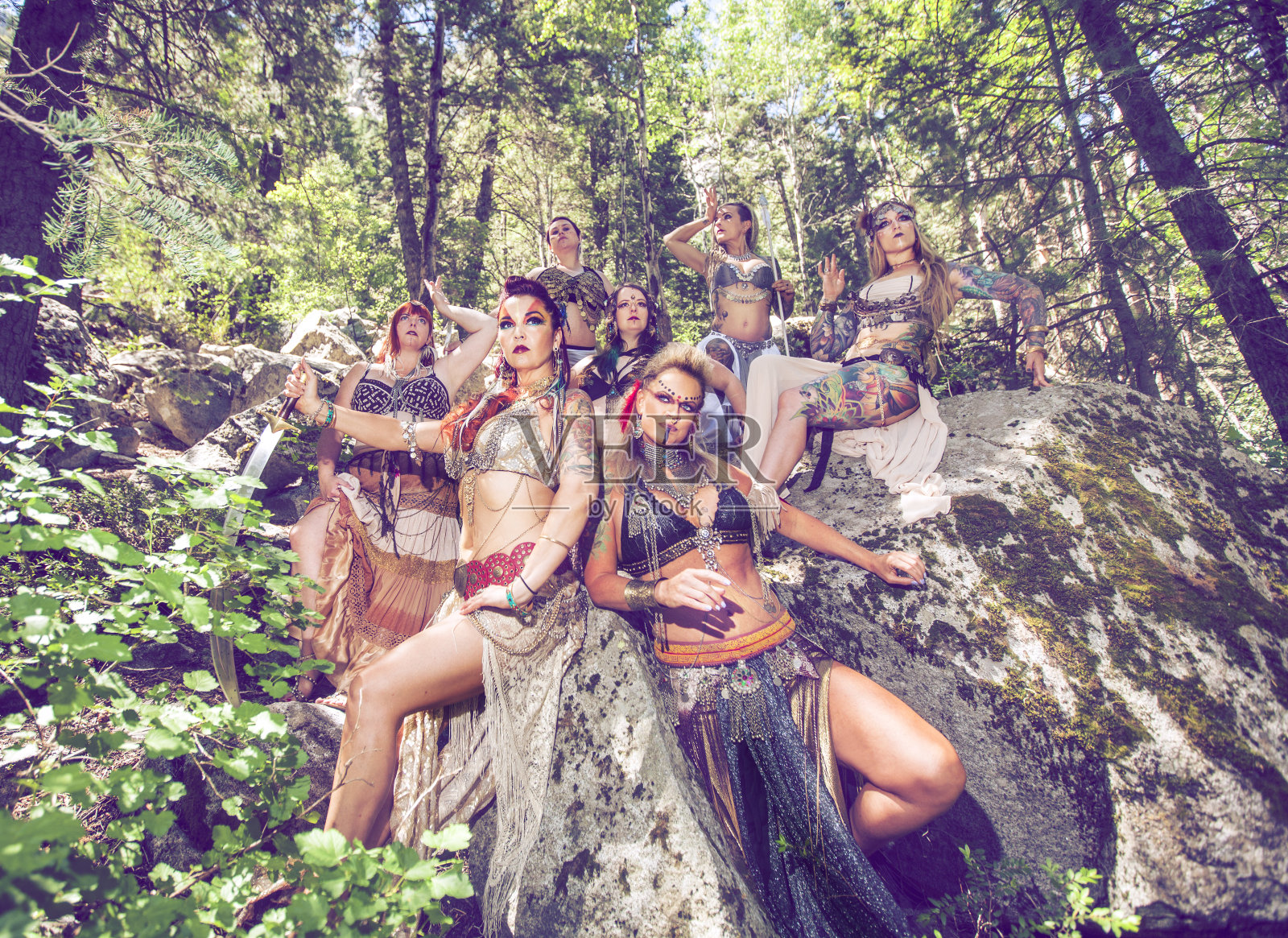 森林里的肚皮舞部落照片摄影图片